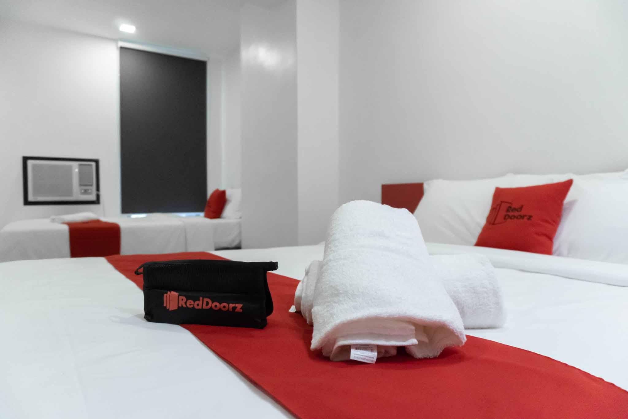 Reddoorz Plus At Mm Hotel Las Pinas Former Reddoorz Plus Near Bamboo Organ מראה חיצוני תמונה
