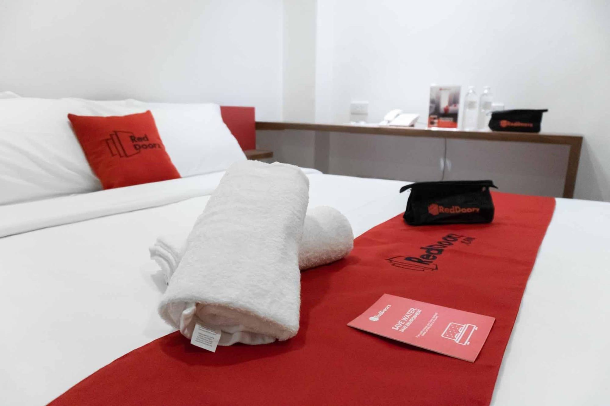 Reddoorz Plus At Mm Hotel Las Pinas Former Reddoorz Plus Near Bamboo Organ מראה חיצוני תמונה