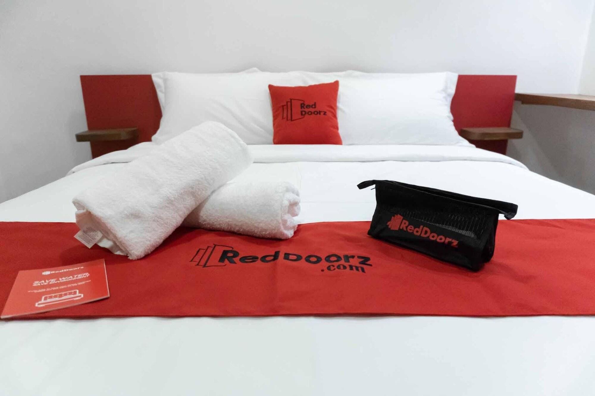 Reddoorz Plus At Mm Hotel Las Pinas Former Reddoorz Plus Near Bamboo Organ מראה חיצוני תמונה
