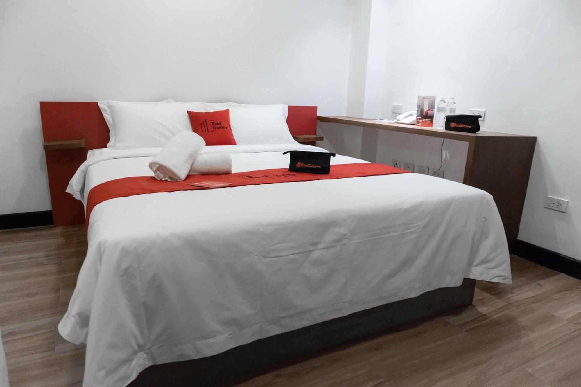Reddoorz Plus At Mm Hotel Las Pinas Former Reddoorz Plus Near Bamboo Organ מראה חיצוני תמונה