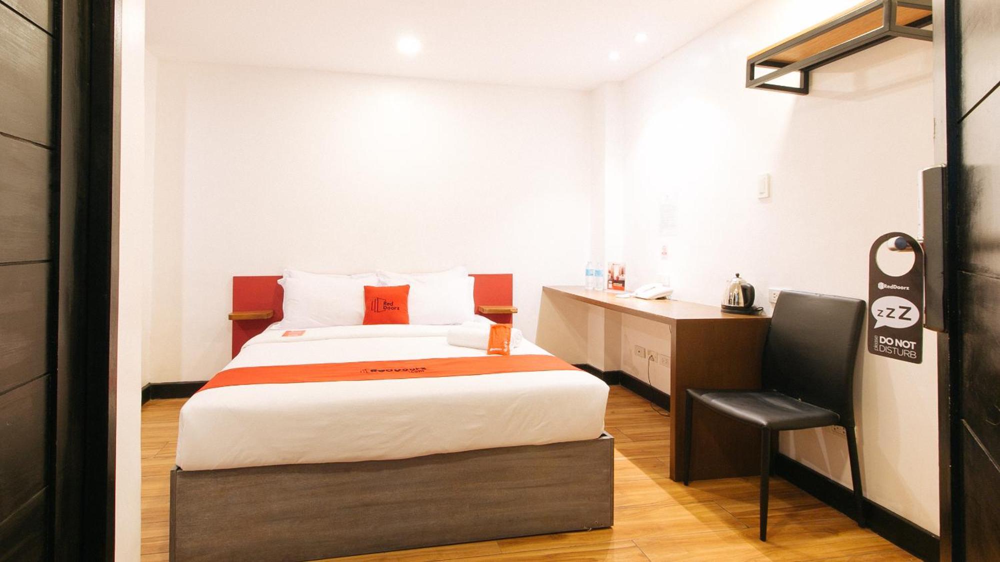 Reddoorz Plus At Mm Hotel Las Pinas Former Reddoorz Plus Near Bamboo Organ מראה חיצוני תמונה